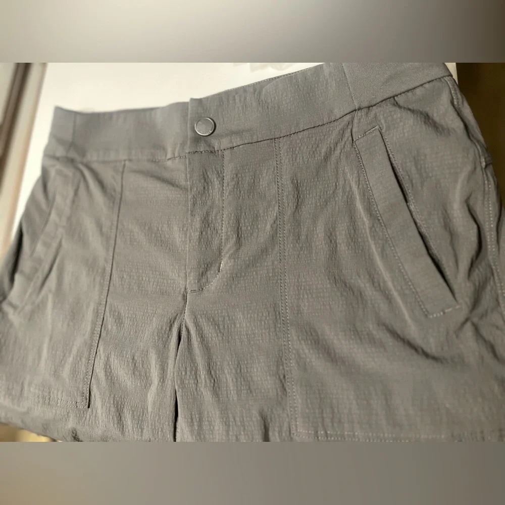 GW 2025 Athleta Sz 4 Women’s Lightweight Shorts w/front & back pockets - Picture 11 of 12